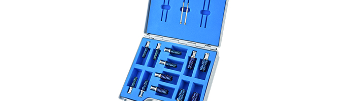 Karnasch Set PROFI, Blue-Drill Line40 12 HSS-XE+DURABLUE-gecoate kernboor: snijlengte 40mm, Fein Quick-In opname 18mm, van elk 3 Stk Ø 14, 18, 20, 22mm, 2 uitwerpstiften 6,34x90mm Art: 201965